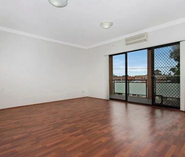PERFECT LOCATION – 2 BEDROOM APARTMENT WITH AIR CONDITIONING. - Photo 1