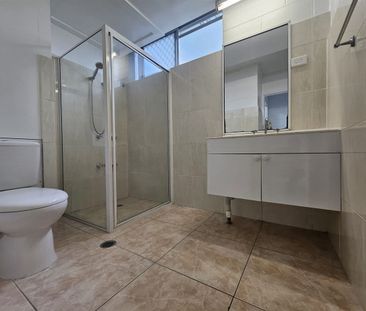 10/186 Lake Street, Cairns City, Qld 4870 - Photo 3