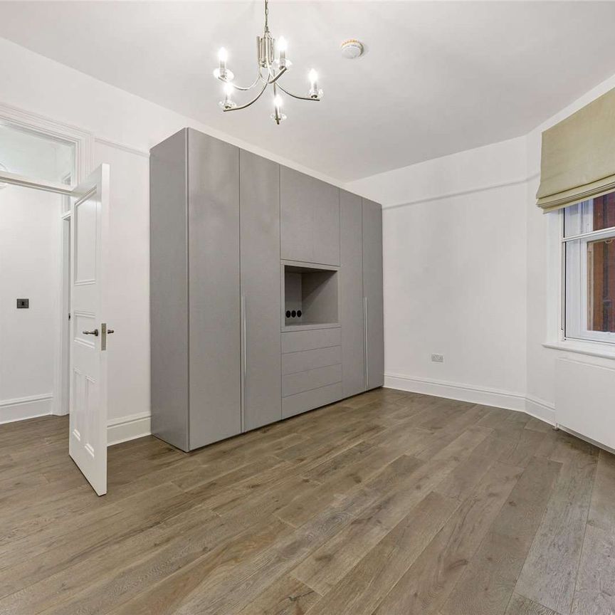 Beautifully refurbished 4 bedroom, 2 bathroom apartment, enviably located in the heart of Westminster. Situated in a beautiful mansion block with porter. - Photo 1