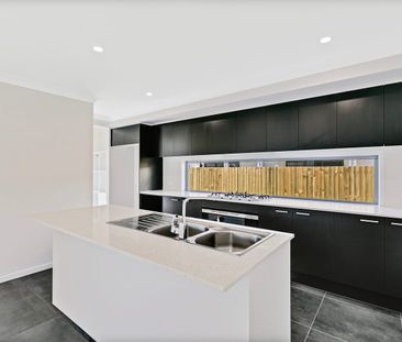 Family Living - 4 Bedroom + Media + Air Conditioning - Photo 3