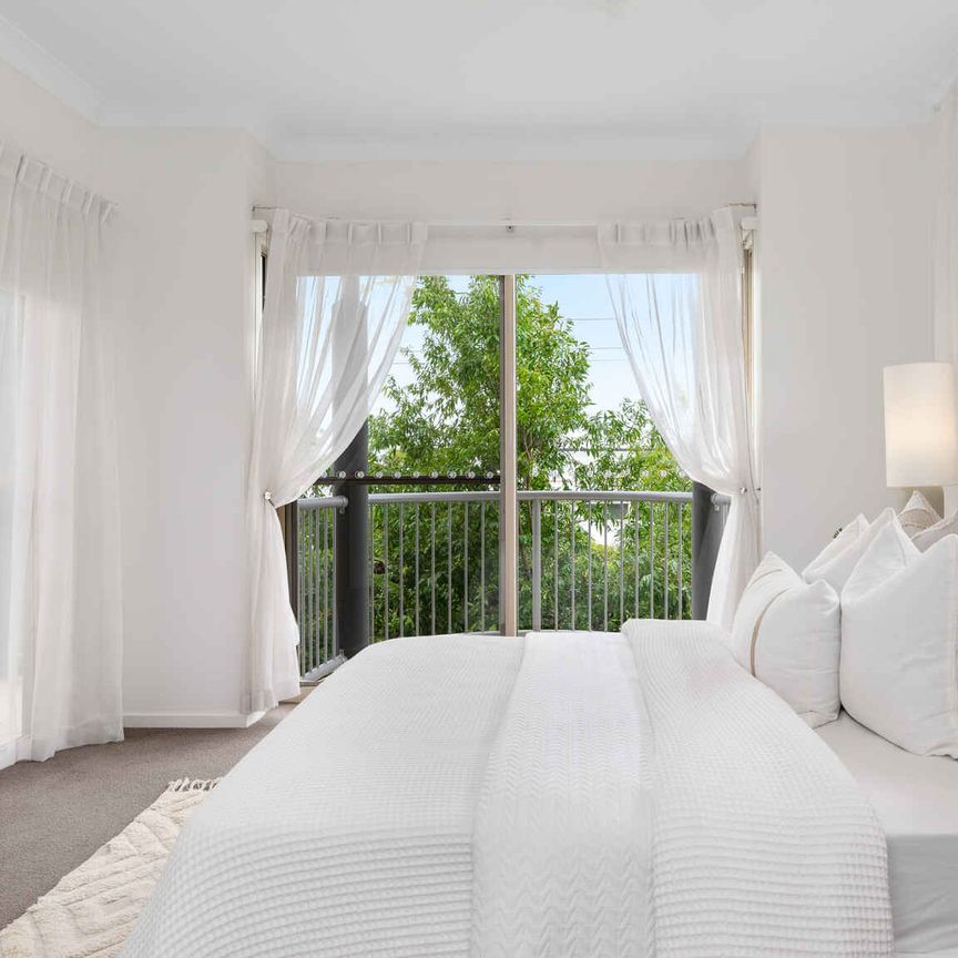 Stunning 3-Bedroom Unit in Prime Ascot Location - Photo 1