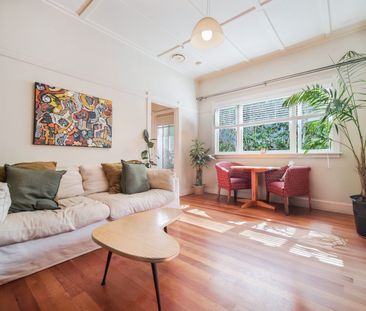 A Charming Retreat with Pet-Friendly Comfort - Photo 2