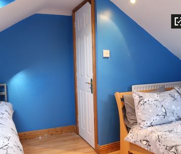 Twin bedroom in 5-bedroom apartment in Clondalkin, Dublin - Photo 3