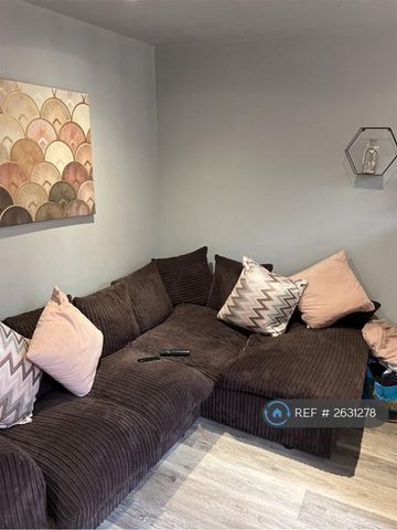 1 bedroom in a house share to rent - Photo 2