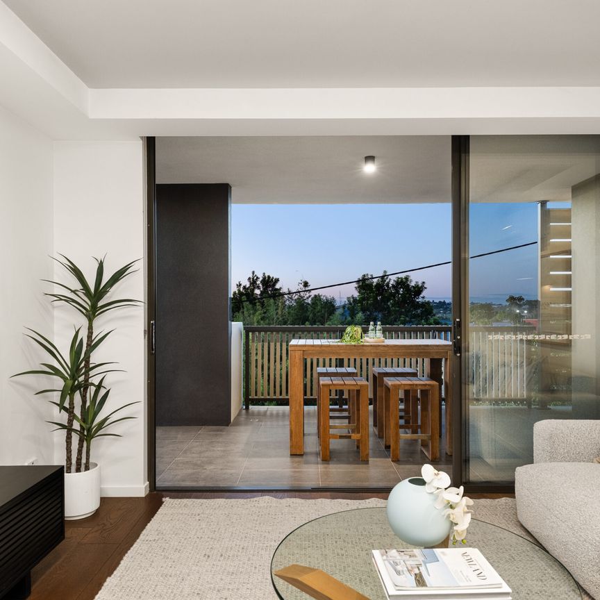 Prestigious boutique apartment with stunning mountain views – LARGEST in complex. - Photo 1