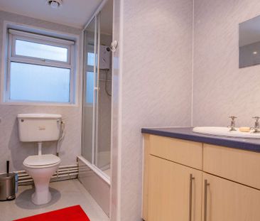 Stylish, contemporary six bed property - Photo 4