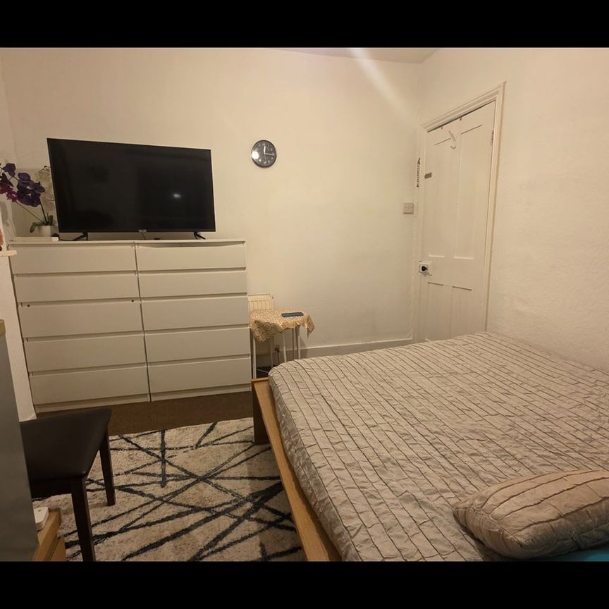 Room in a Shared House, Redmore Road, W6 - Photo 1