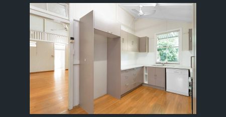 Charming Queenslander Just Minutes from the CBD! - Photo 2