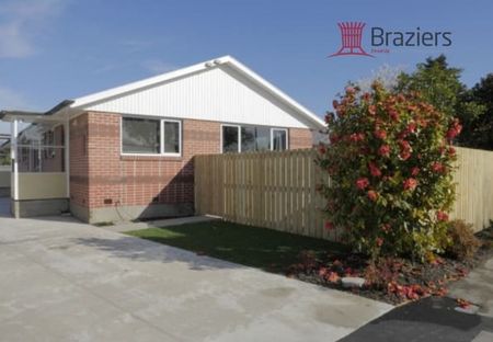 Two bedroom unit in a great location. - Photo 4