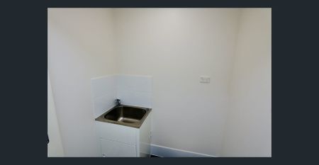 Great Three Bedroom Townhouse with Ducted Air Conditioning - Photo 3