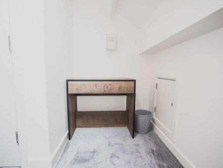 13 bedroom house of multiple occupation to rent - Photo 3