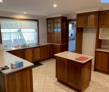 4 BEDROOM FAMILY HOME - Photo 6