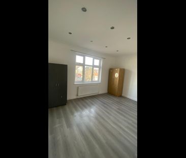 Studio Flat, Ashurst Drive, IG6 - Photo 2