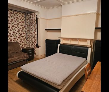 Room in a Shared House, Galpins Road, CR7 - Photo 3