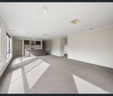 Charming Family Home in Killara Awaits! - Photo 2