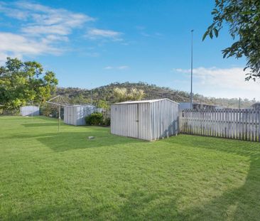 HIGHSET FAMILY HOME WITH DOWNSTAIRS RUMPUS/TEENAGE RETREAT - Photo 4