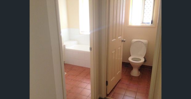 Modern Villa, Great Complex, Fabulous location & New flooring! - Photo 1