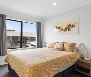 STUNNING & CONVENIENT CENTRAL LIVING! - Photo 5