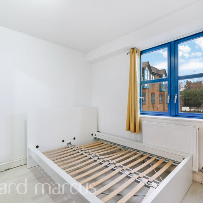 High Street, Brentford - Photo 1