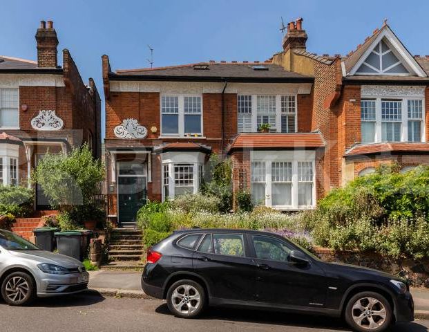 Located on the top floor of a period conversion close to Muswell broadway - Photo 1