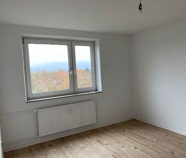 *Frisch renovierte 3-Zimmerwohnung mit Balkon und toller Aussicht* - Foto 1