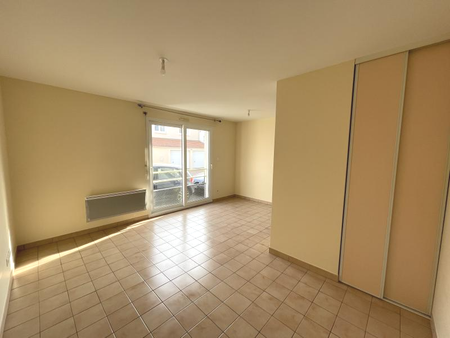 STUDIO A LOUER - PROCHE CENTRE-VILLE LA ROCHE-SUR-YON - Photo 2