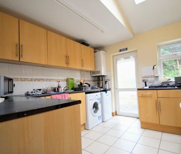 6 bedroom end of terrace house to rent - Photo 2