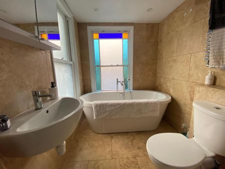 1 bedroom in a house share to rent - Photo 2