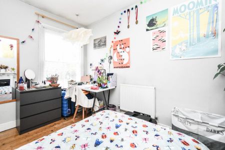 4 bedroom end of terrace house to rent - Photo 5