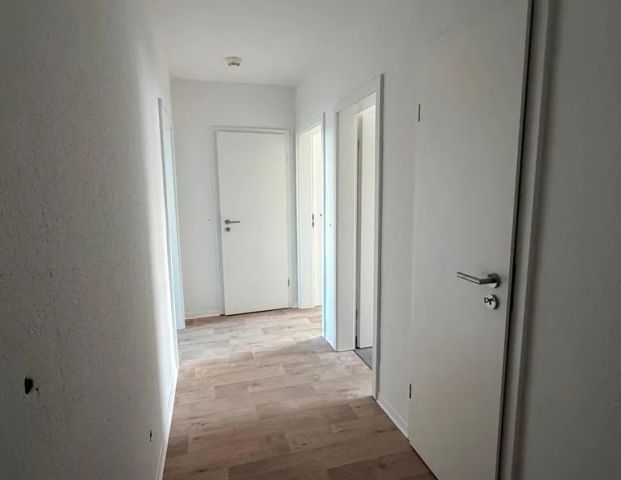 Frisch renovierte 2-Zimmer-Wohnung mit Balkon in der Viersener Innenstadt. - Foto 1