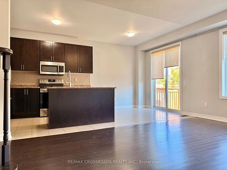 For Lease - 205 Laker Court, Newmarket, Ontario - Photo 2