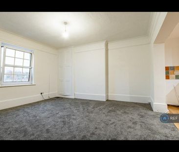 3 bedroom flat to rent - Photo 2