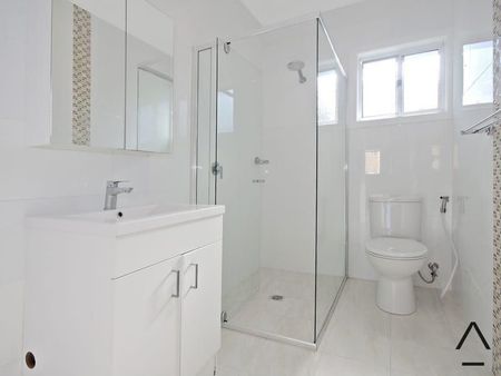 PRIVATE AND LARGE - Photo 2