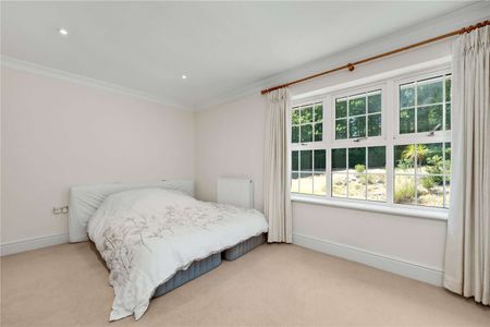 An elegant four bedroom detached home in a prestigious private location in Windlesham. - Photo 4