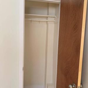 Superbe 4 ½ rénové avec grandes fenêtres - Photo 2