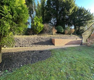 A wonderful 3 bedroom detached property to rent at Welford, approxi... - Photo 1