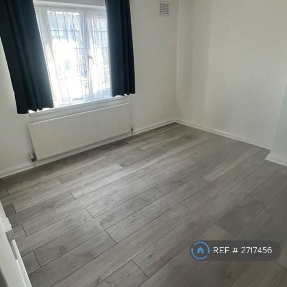 4 bedroom semi-detached house to rent - Photo 1