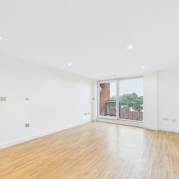 Aspect, Camberley, Surrye, GU15 - Photo 1