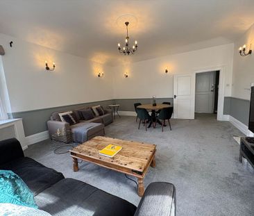 A charming 3 bedroom penthouse apartment in the prestigious Wentwor... - Photo 2