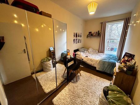 3 bedroom flat to rent - Photo 2