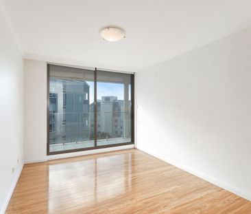 Light Filled Apartment in Fleetview - Photo 6