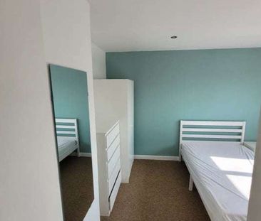 Old Hill Crescent Room 2 - Photo 3