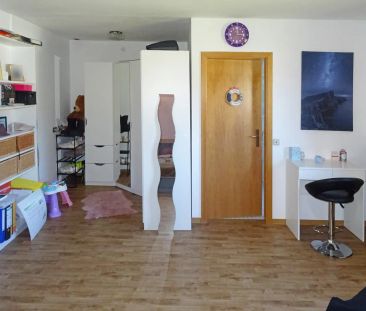 Großzügige Dachgeschosswohnung mit Balkon und schöner Aussicht! - Foto 1