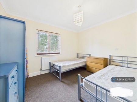2 bedroom flat to rent - Photo 2
