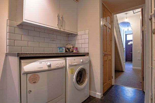 Stylish, contemporary six bed property - Photo 1