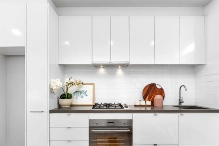 Modern Townhouse Living in a Prime Preston Location - Photo 2