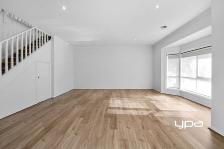 Large townhouse located just a hop, skip and a jump to the town Centre. - Photo 2