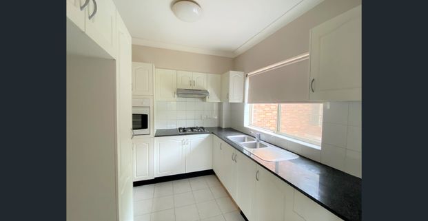Spacious 2 Bedroom Apartment with lock up garage! - Photo 1