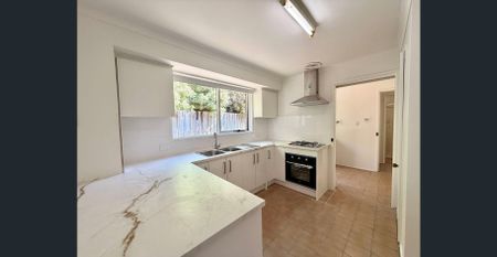 Comfortable Family Home in Cranbourne – Convenient, Private & Well-Located - Photo 5