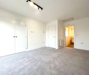 3 bedroom House in Collins Walk, Crowthorne - Photo 1